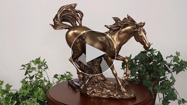 Caballo de metal galopando bajo las estrellas