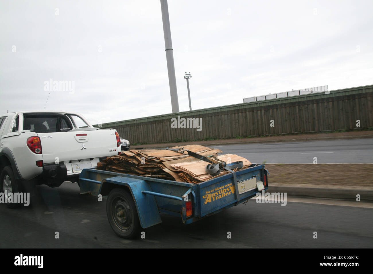 Camioneta arrastrando remolque en carretera