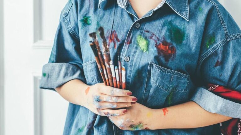 Cómo quitar la pintura del caballito de la ropa