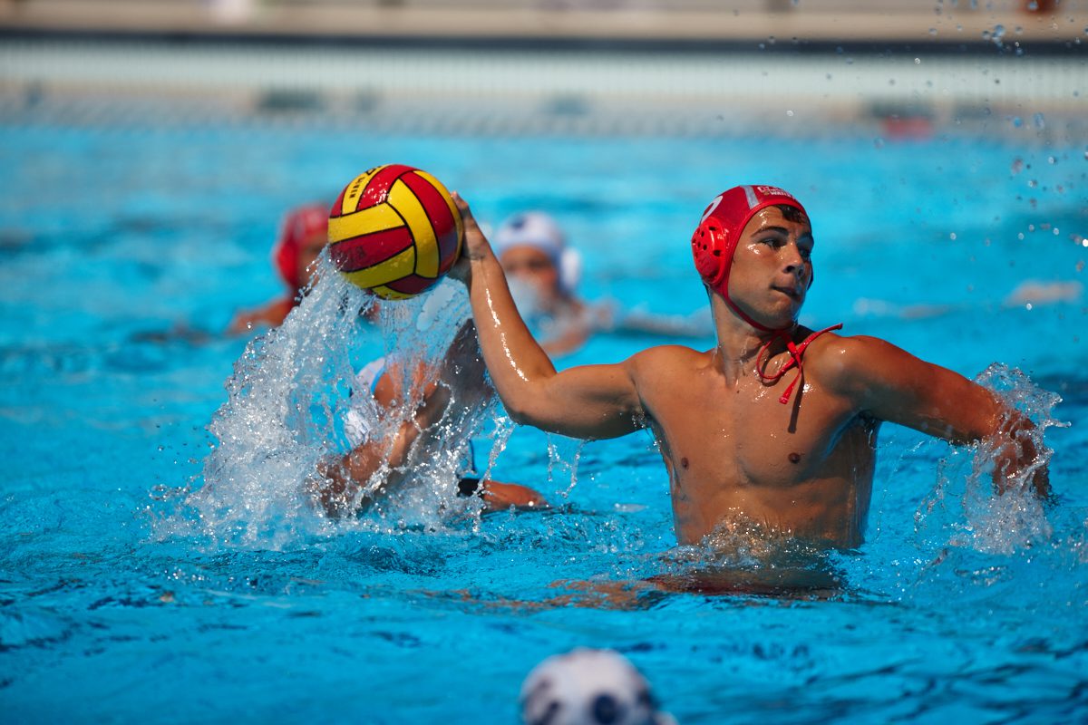 Jugador de polo practicando lanzamiento de pelota